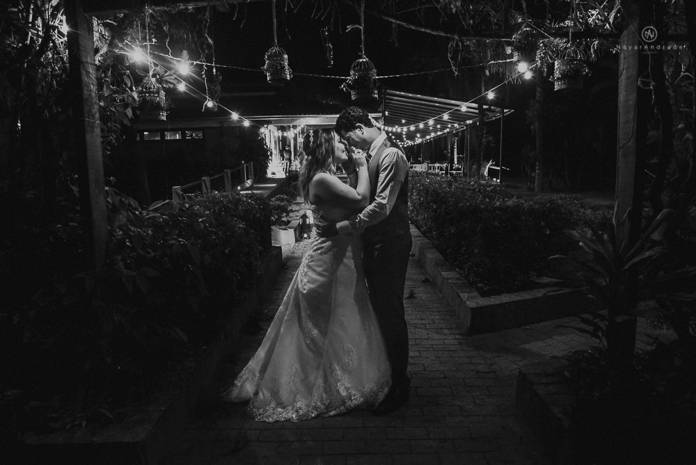 casamento de dia ao ar livre no jardim do golf clube em sao vicente, decoracao rustica com flores rosas e brancas, vestido de noiva da Santos Maison claudio santos. Casamento realizado no litoral de sao paulo pela fotografa Nayara Andrade