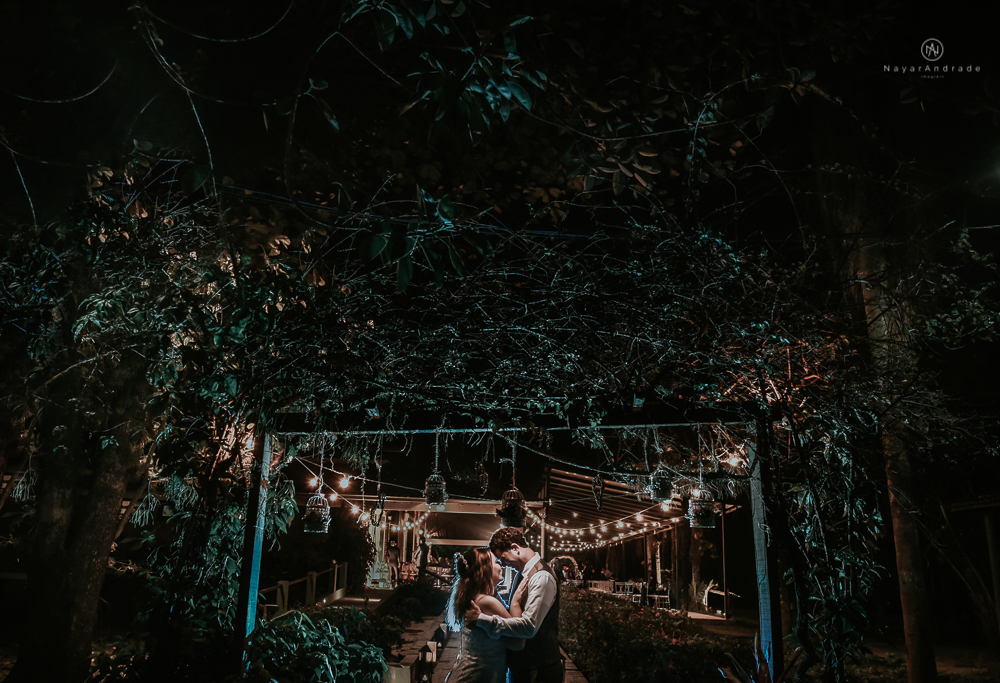 casamento de dia ao ar livre no jardim do golf clube em sao vicente, decoracao rustica com flores rosas e brancas, vestido de noiva da Santos Maison claudio santos. Casamento realizado no litoral de sao paulo pela fotografa Nayara Andrade