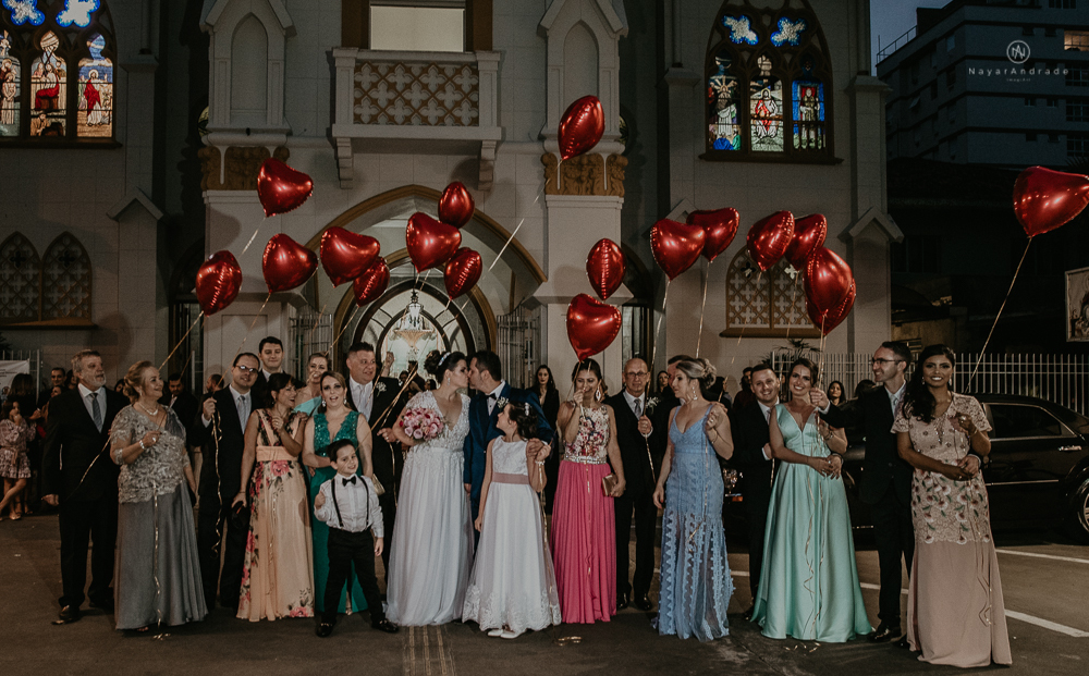 Casamento classico em Santos litoral de Sao Paulo. Decoracao do Marcio ikebana vou casar com tons de rosa e dourado, igreja da Pompeia, bar da connect e beleza na shape. Fotografia nayara Andrade imagiart. casamento de casal com filhos
