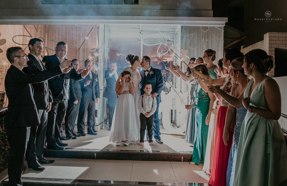 Casamento classico em Santos litoral de Sao Paulo. Decoracao do Marcio ikebana vou casar com tons de rosa e dourado, igreja da Pompeia, bar da connect e beleza na shape. Fotografia nayara Andrade imagiart. casamento de casal com filhos