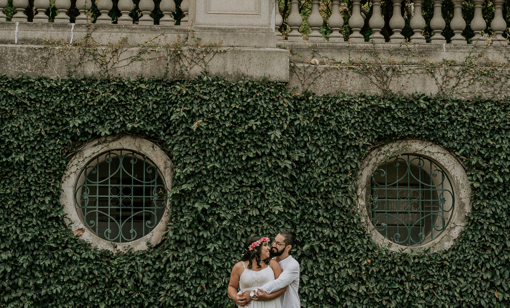 Ensaio casal pre wedding no parque em sao paulo, casal de roupa branca, coroa de flotes. Parque da indepenência, fotografa nayarandrade