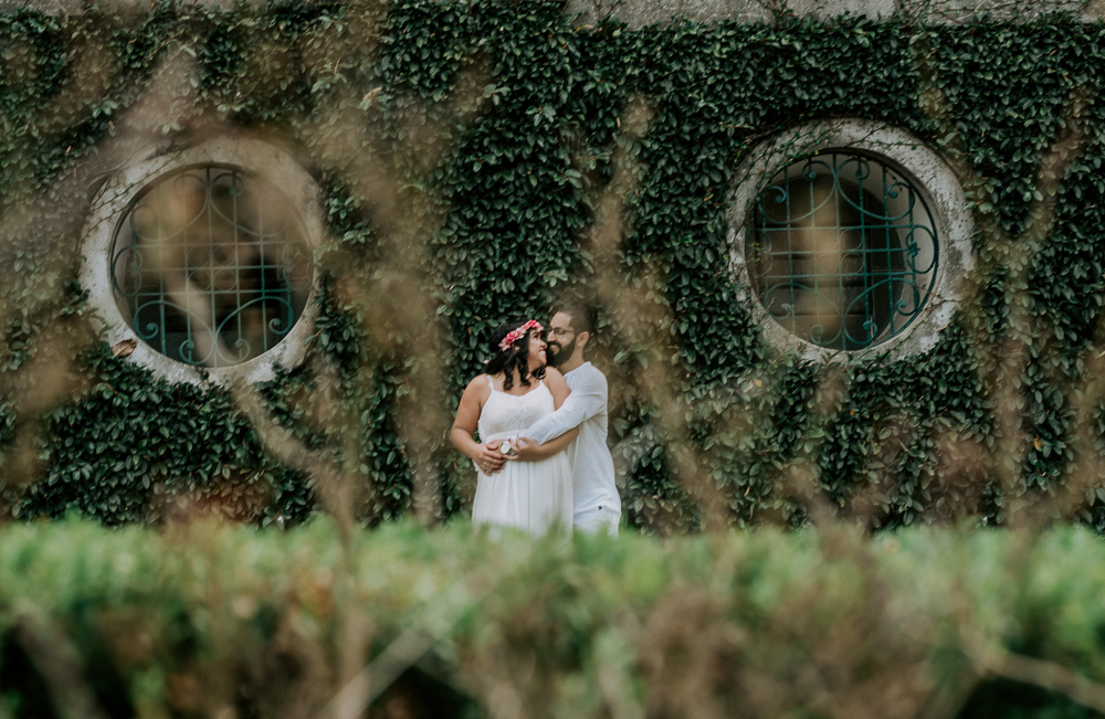 Ensaio casal pre wedding no parque em sao paulo, casal de roupa branca, coroa de flotes. Parque da indepenência, fotografa nayarandrade