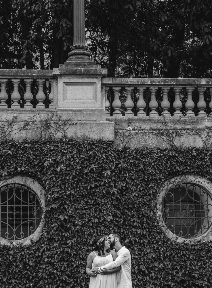Ensaio casal pre wedding no parque em sao paulo, casal de roupa branca, coroa de flotes. Parque da indepenência, fotografa nayarandrade