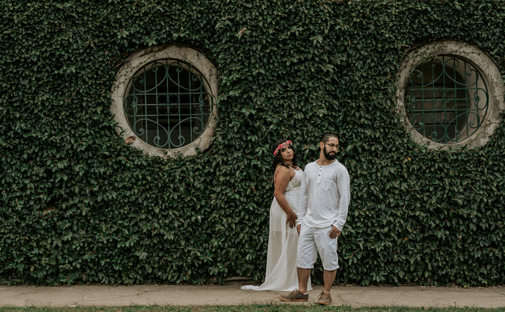 Ensaio casal pre wedding no parque em sao paulo, casal de roupa branca, coroa de flotes. Parque da indepenência, fotografa nayarandrade