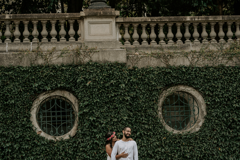 Ensaio casal pre wedding no parque em sao paulo, casal de roupa branca, coroa de flotes. Parque da indepenência, fotografa nayarandrade