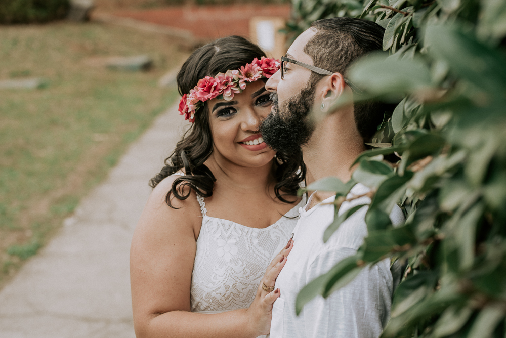 Ensaio casal pre wedding no parque em sao paulo, casal de roupa branca, coroa de flotes. Parque da indepenência, fotografa nayarandrade