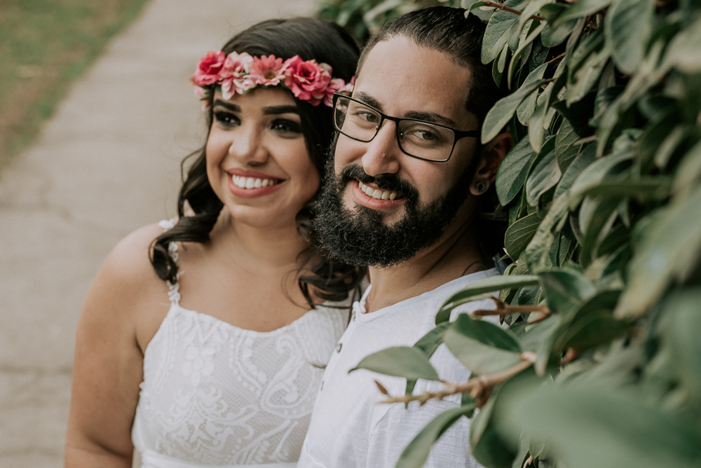 Ensaio casal pre wedding no parque em sao paulo, casal de roupa branca, coroa de flotes. Parque da indepenência, fotografa nayarandrade