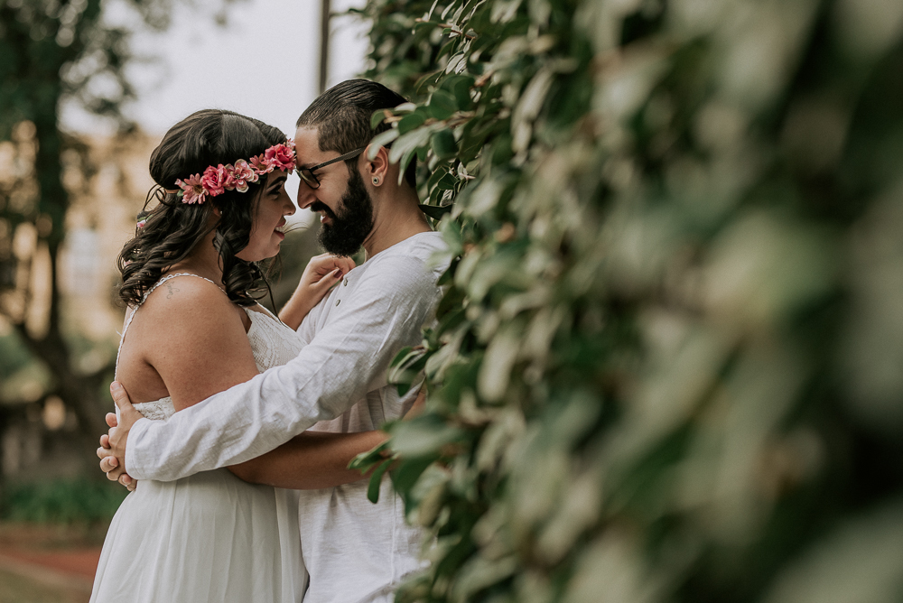 Ensaio casal pre wedding no parque em sao paulo, casal de roupa branca, coroa de flotes. Parque da indepenência, fotografa nayarandrade