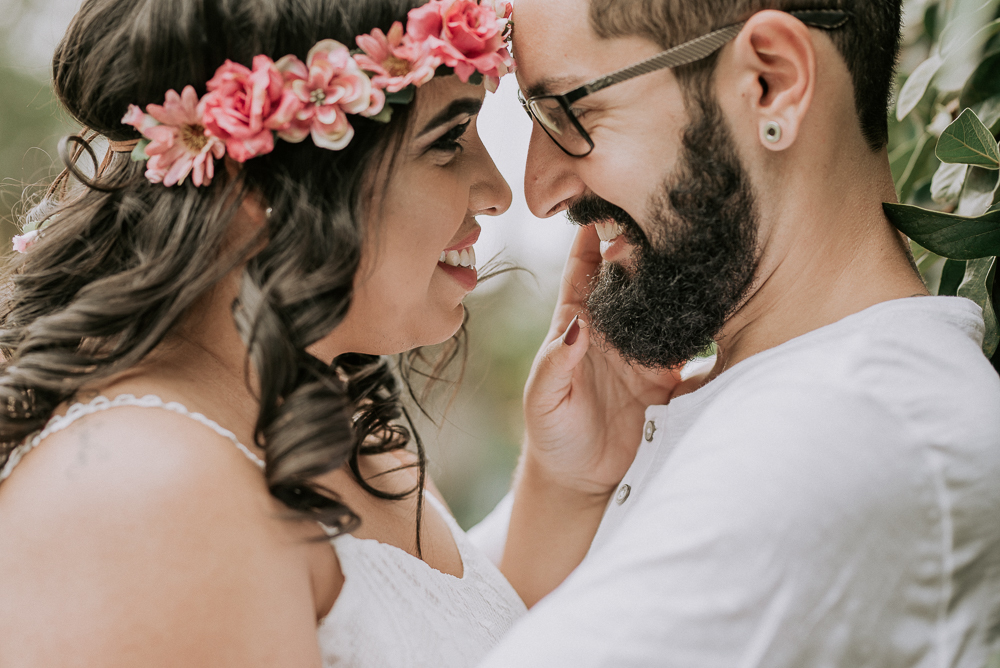 Ensaio casal pre wedding no parque em sao paulo, casal de roupa branca, coroa de flotes. Parque da indepenência, fotografa nayarandrade