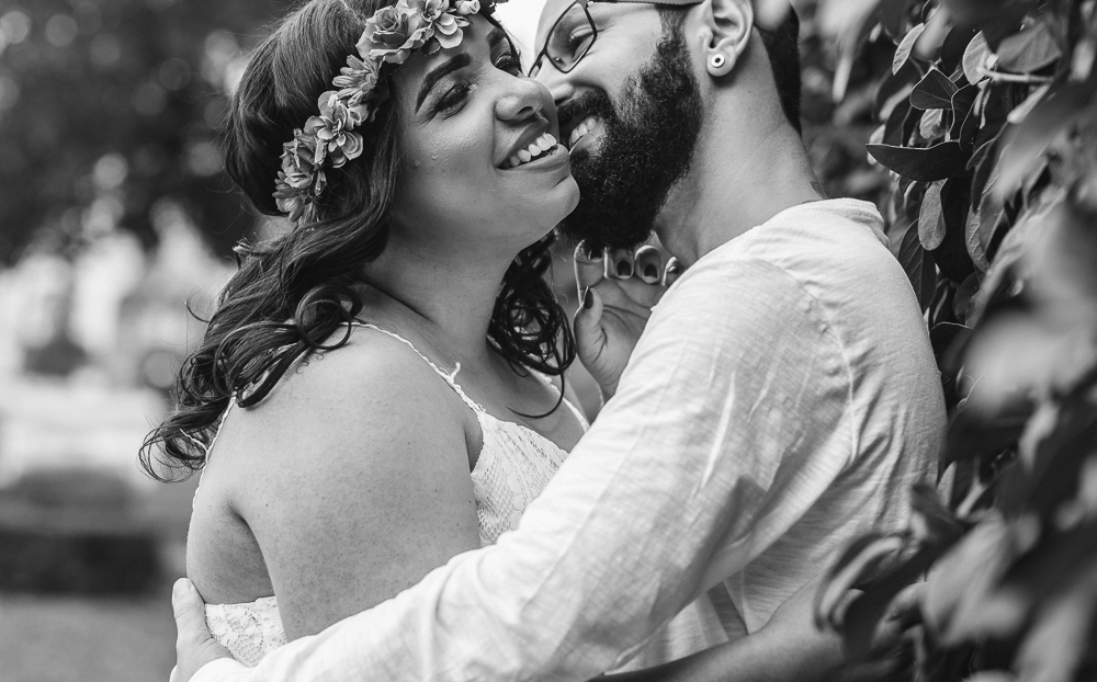 Ensaio casal pre wedding no parque em sao paulo, casal de roupa branca, coroa de flotes. Parque da indepenência, fotografa nayarandrade