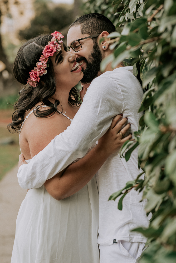 Ensaio casal pre wedding no parque em sao paulo, casal de roupa branca, coroa de flotes. Parque da indepenência, fotografa nayarandrade