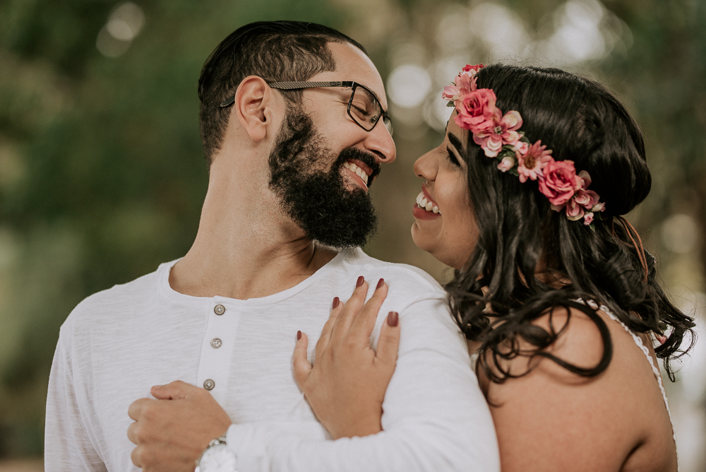 Ensaio casal pre wedding no parque em sao paulo, casal de roupa branca, coroa de flotes. Parque da indepenência, fotografa nayarandrade
