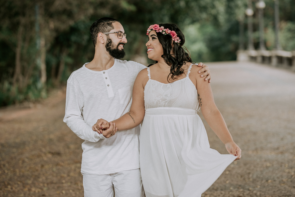 Ensaio casal pre wedding no parque em sao paulo, casal de roupa branca, coroa de flotes. Parque da indepenência, fotografa nayarandrade