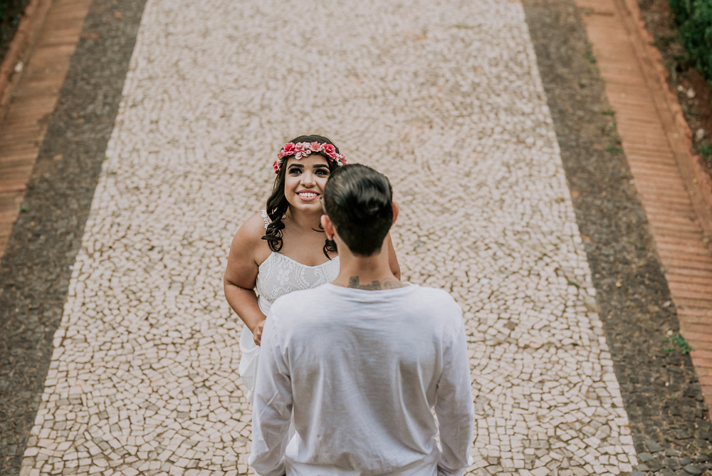 Ensaio casal pre wedding no parque em sao paulo, casal de roupa branca, coroa de flotes. Parque da indepenência, fotografa nayarandrade