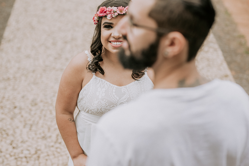 Ensaio casal pre wedding no parque em sao paulo, casal de roupa branca, coroa de flotes. Parque da indepenência, fotografa nayarandrade