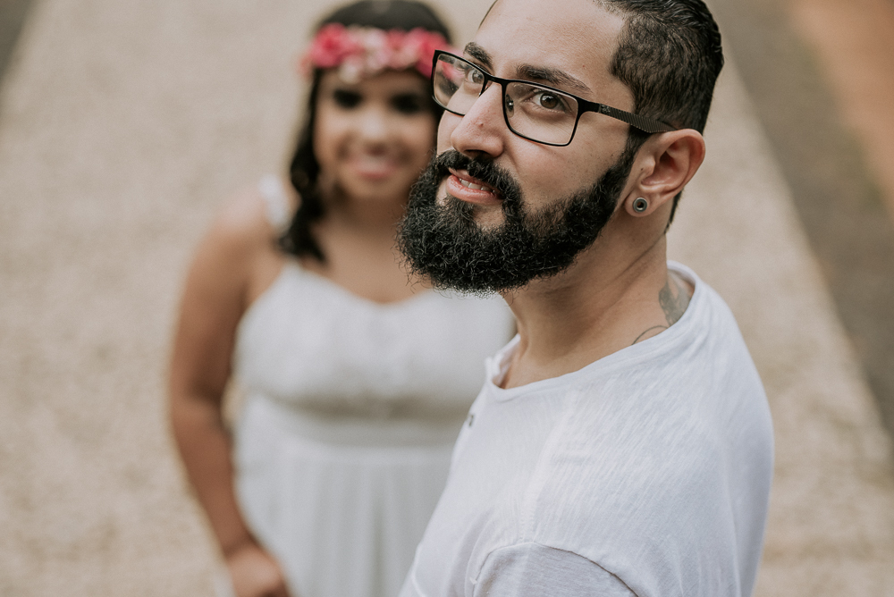 Ensaio casal pre wedding no parque em sao paulo, casal de roupa branca, coroa de flotes. Parque da indepenência, fotografa nayarandrade