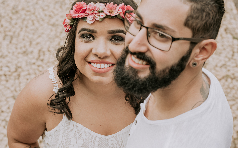 Ensaio casal pre wedding no parque em sao paulo, casal de roupa branca, coroa de flotes. Parque da indepenência, fotografa nayarandrade
