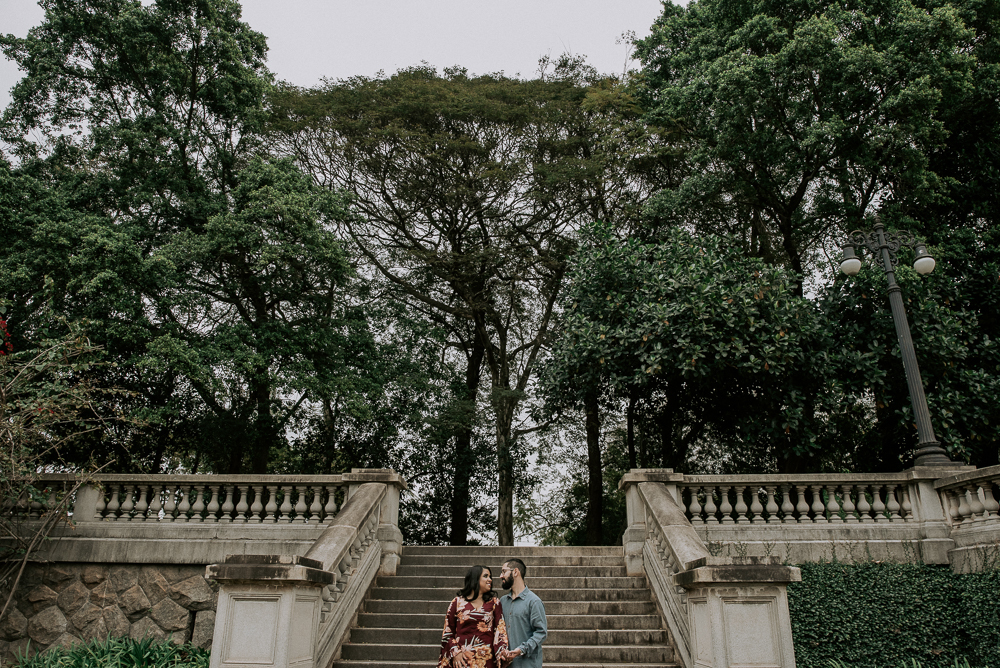 Ensaio casal pre wedding no parque em sao paulo, casal de roupa branca, coroa de flotes. Parque da indepenência, fotografa nayarandrade