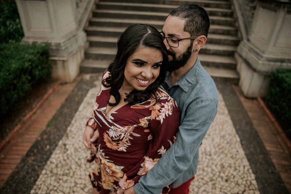 Ensaio casal pre wedding no parque em sao paulo, casal de roupa branca, coroa de flotes. Parque da indepenência, fotografa nayarandrade
