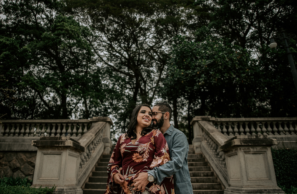 Ensaio casal pre wedding no parque em sao paulo, casal de roupa branca, coroa de flotes. Parque da indepenência, fotografa nayarandrade