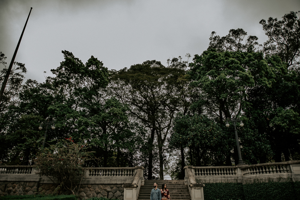 Ensaio casal pre wedding no parque em sao paulo, casal de roupa branca, coroa de flotes. Parque da indepenência, fotografa nayarandrade