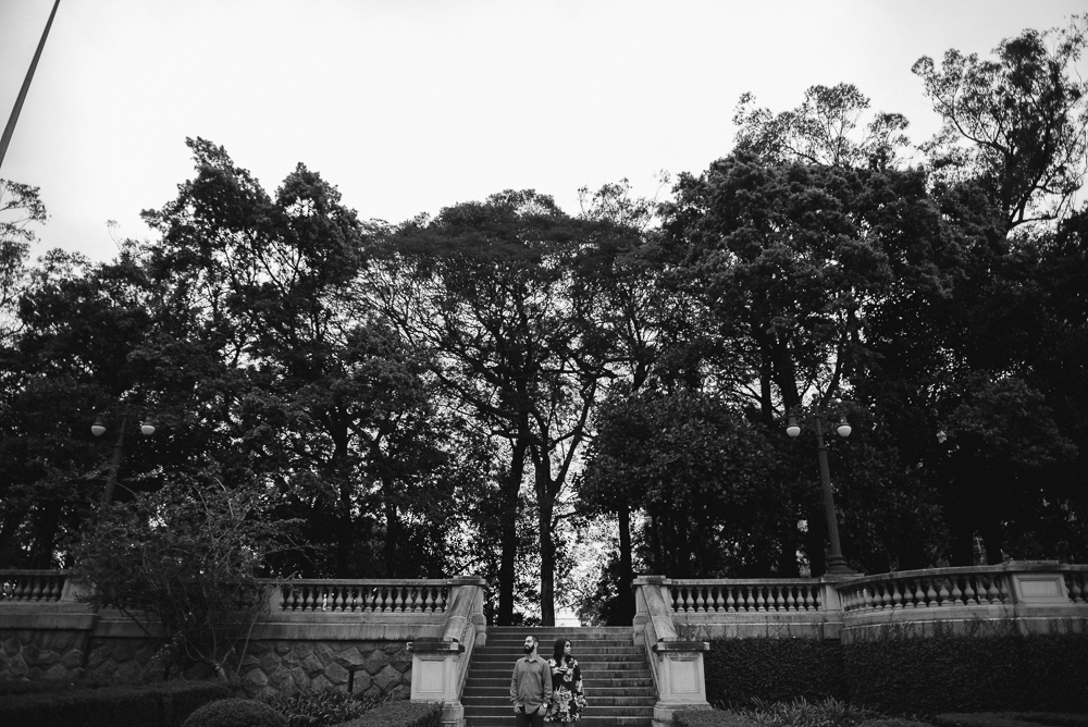 Ensaio casal pre wedding no parque em sao paulo, casal de roupa branca, coroa de flotes. Parque da indepenência, fotografa nayarandrade