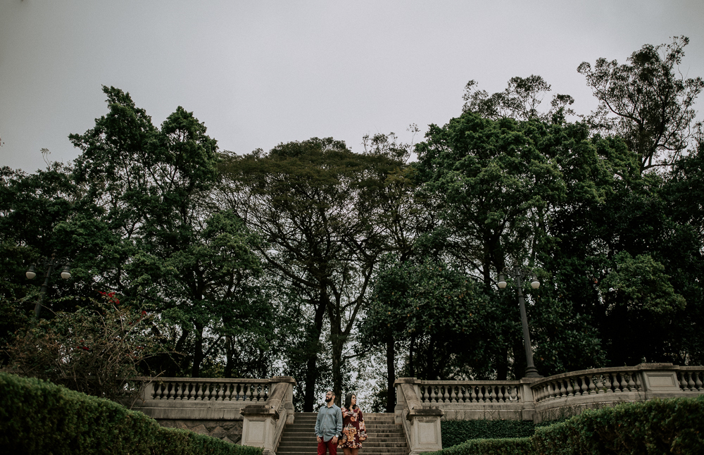 Ensaio casal pre wedding no parque em sao paulo, casal de roupa branca, coroa de flotes. Parque da indepenência, fotografa nayarandrade