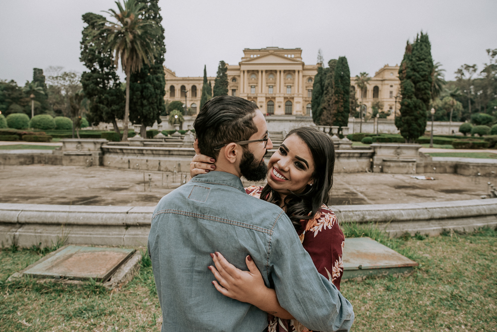 Ensaio casal pre wedding no parque em sao paulo, casal de roupa branca, coroa de flotes. Parque da indepenência, fotografa nayarandrade