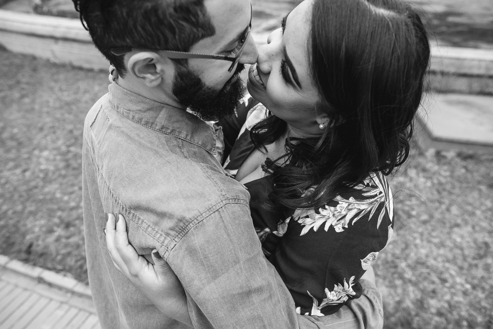 Ensaio casal pre wedding no parque em sao paulo, casal de roupa branca, coroa de flotes. Parque da indepenência, fotografa nayarandrade