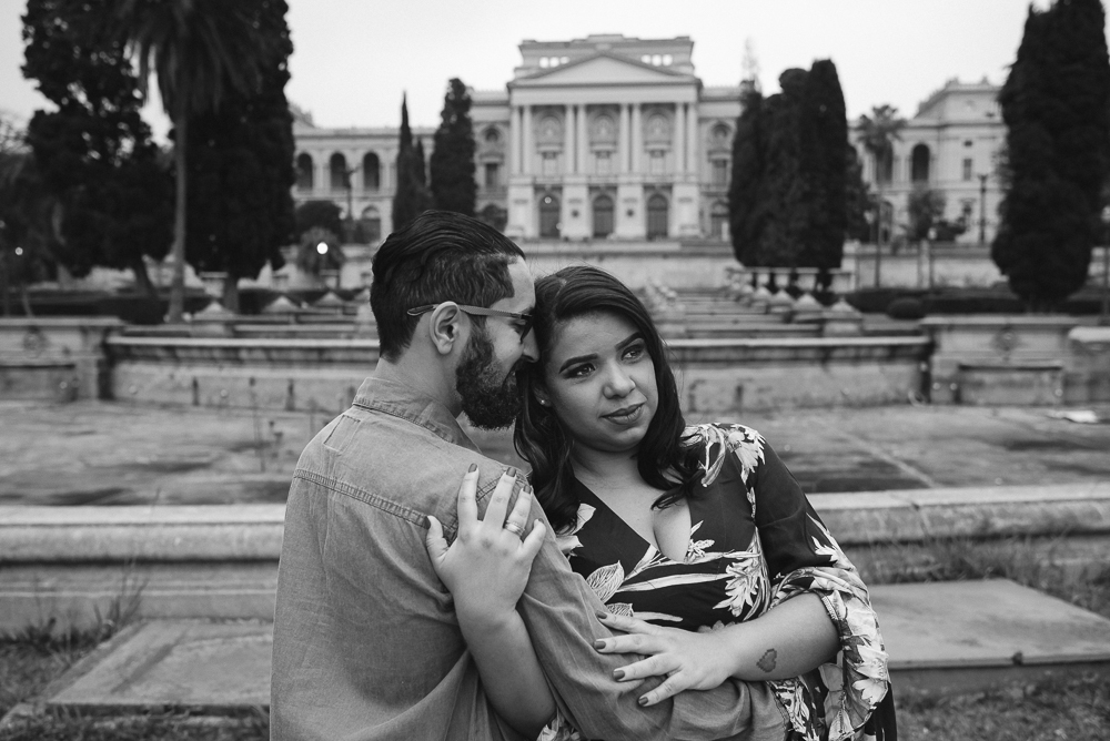 Ensaio casal pre wedding no parque em sao paulo, casal de roupa branca, coroa de flotes. Parque da indepenência, fotografa nayarandrade