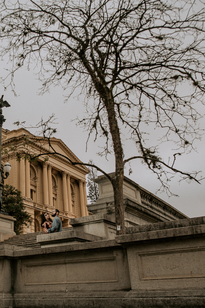 Ensaio casal pre wedding no parque em sao paulo, casal de roupa branca, coroa de flotes. Parque da indepenência, fotografa nayarandrade
