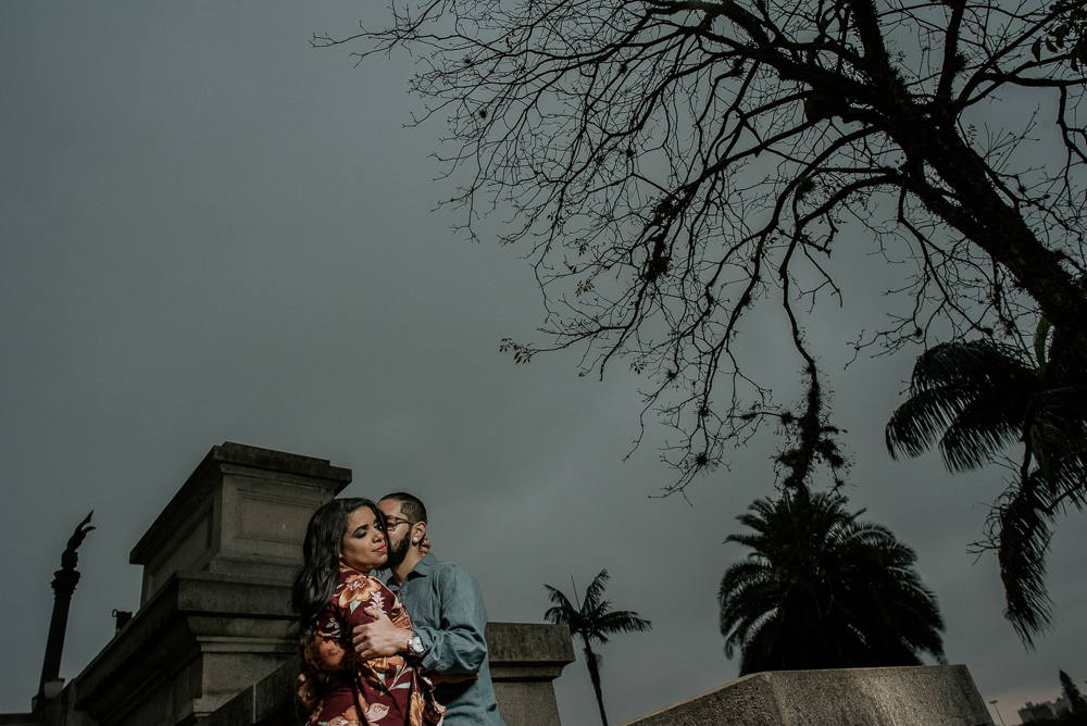 Ensaio casal pre wedding no parque em sao paulo, casal de roupa branca, coroa de flotes. Parque da indepenência, fotografa nayarandrade