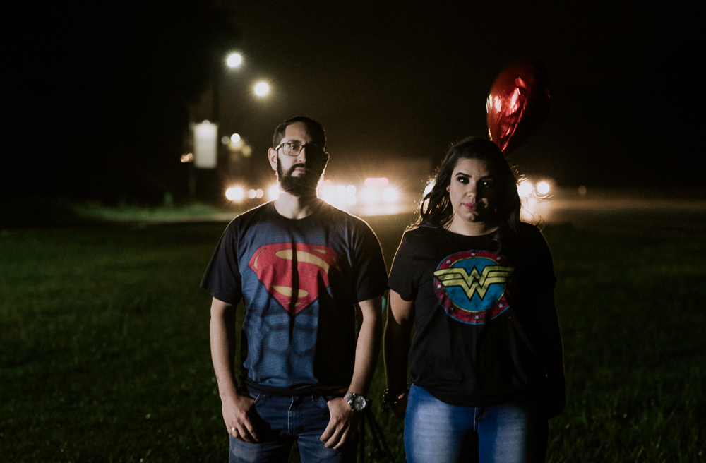 Ensaio noturno com roupa de super heroi em sao paulo. Mulher maravilha e super homem, fotografa nayara andrade