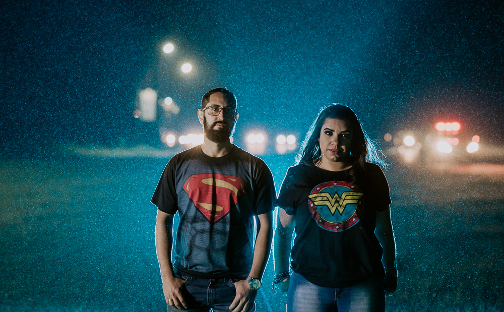 Ensaio noturno com roupa de super heroi em sao paulo. Mulher maravilha e super homem, fotografa nayara andrade