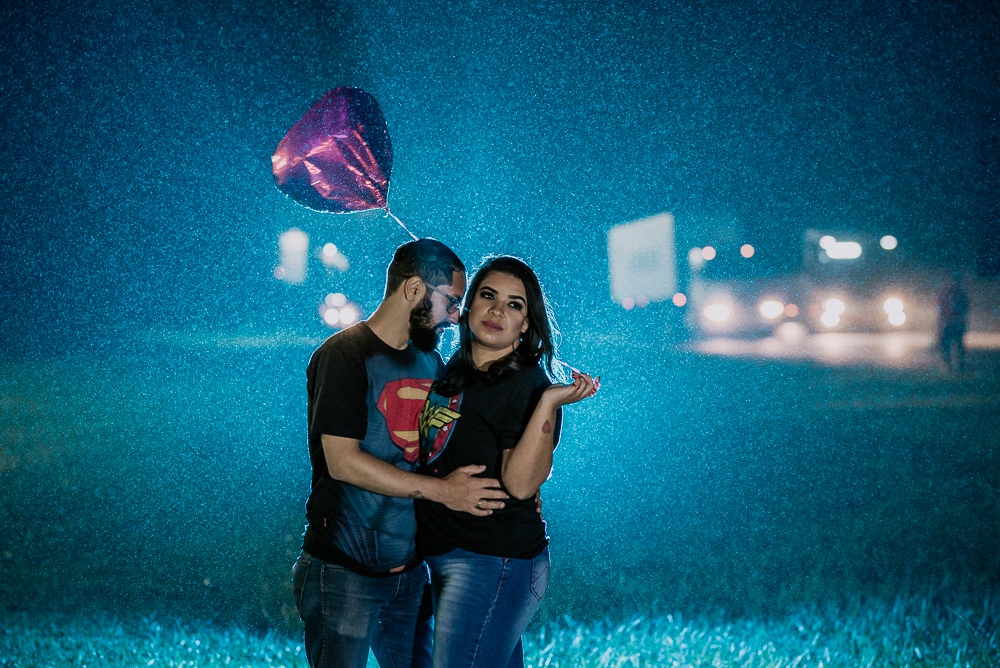 Ensaio noturno com roupa de super heroi em sao paulo. Mulher maravilha e super homem, fotografa nayara andrade