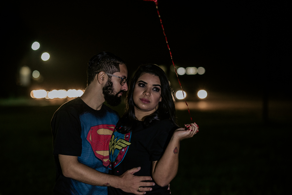 Ensaio noturno com roupa de super heroi em sao paulo. Mulher maravilha e super homem, fotografa nayara andrade