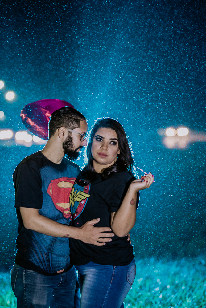 Ensaio noturno com roupa de super heroi em sao paulo. Mulher maravilha e super homem, fotografa nayara andrade