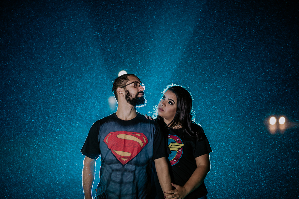 Ensaio noturno com roupa de super heroi em sao paulo. Mulher maravilha e super homem, fotografa nayara andrade