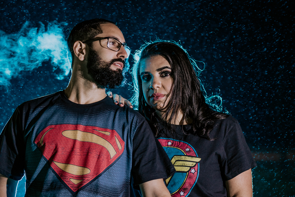Ensaio noturno com roupa de super heroi em sao paulo. Mulher maravilha e super homem, fotografa nayara andrade