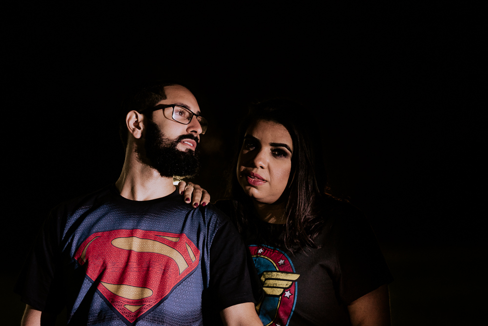 Ensaio noturno com roupa de super heroi em sao paulo. Mulher maravilha e super homem, fotografa nayara andrade