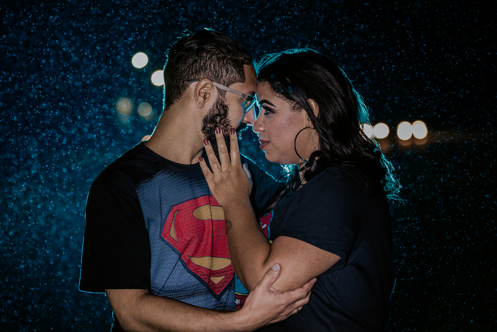 Ensaio noturno com roupa de super heroi em sao paulo. Mulher maravilha e super homem, fotografa nayara andrade