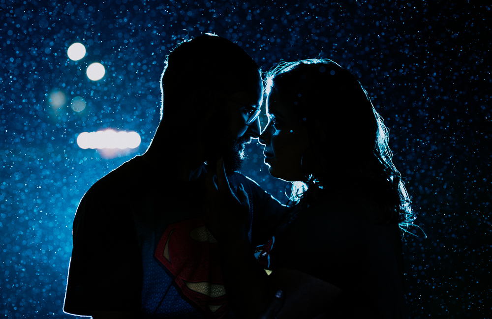 Ensaio noturno com roupa de super heroi em sao paulo. Mulher maravilha e super homem, fotografa nayara andrade