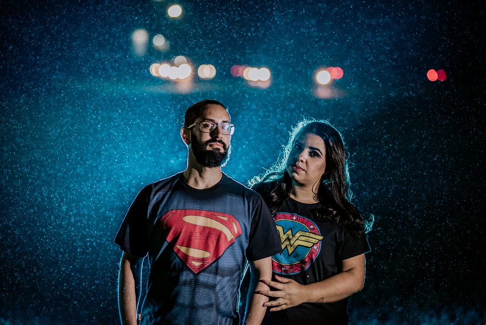 Ensaio noturno com roupa de super heroi em sao paulo. Mulher maravilha e super homem, fotografa nayara andrade