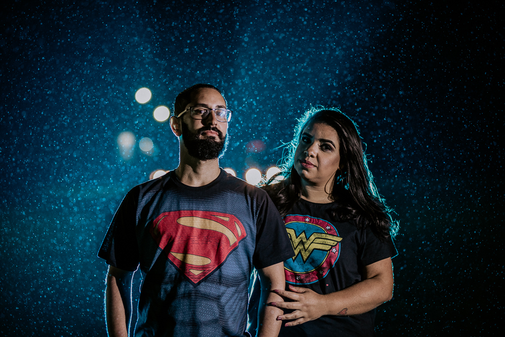 Ensaio noturno com roupa de super heroi em sao paulo. Mulher maravilha e super homem, fotografa nayara andrade