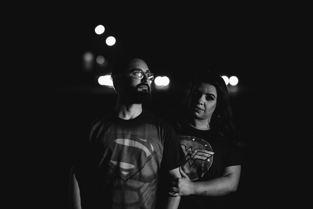 Ensaio noturno com roupa de super heroi em sao paulo. Mulher maravilha e super homem, fotografa nayara andrade