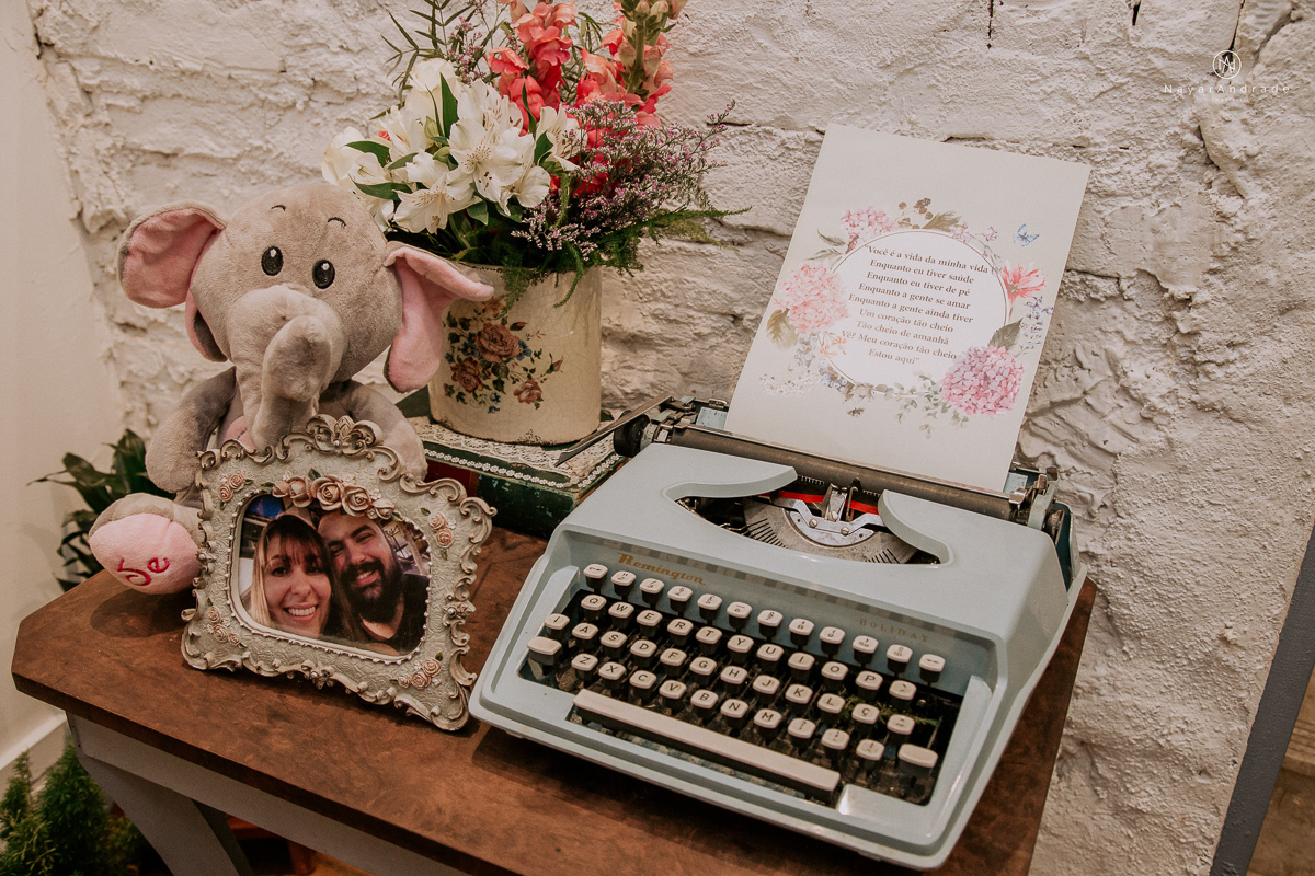 casamento mini wedding rustico noturno no casinha quintal em sao paulo. Noivo de boina e gravata borboleta, noiva de chapeu. Nayara Andrade Fotografa