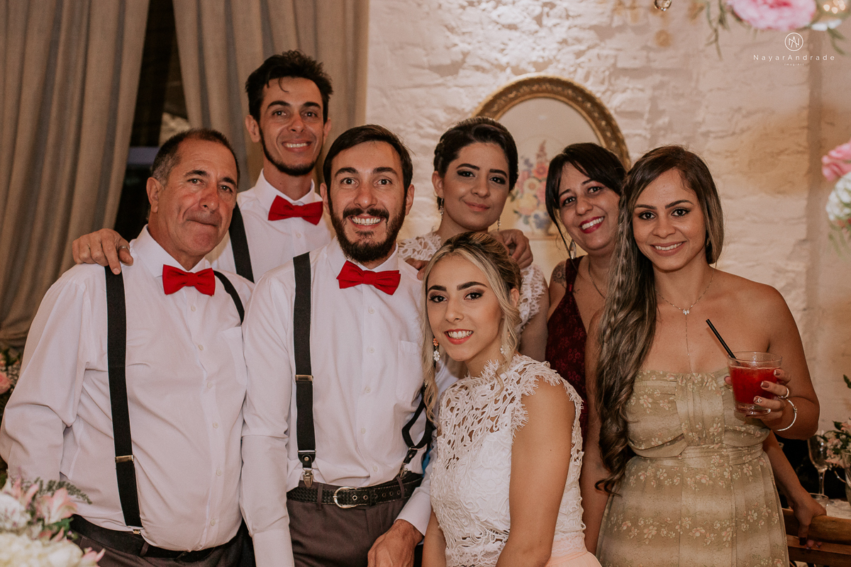 casamento mini wedding rustico noturno no casinha quintal em sao paulo. Noivo de boina e gravata borboleta, noiva de chapeu. Nayara Andrade Fotografa
