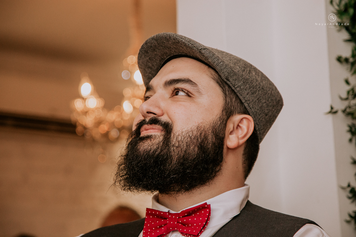 casamento mini wedding rustico noturno no casinha quintal em sao paulo. Noivo de boina e gravata borboleta, noiva de chapeu. Nayara Andrade Fotografa