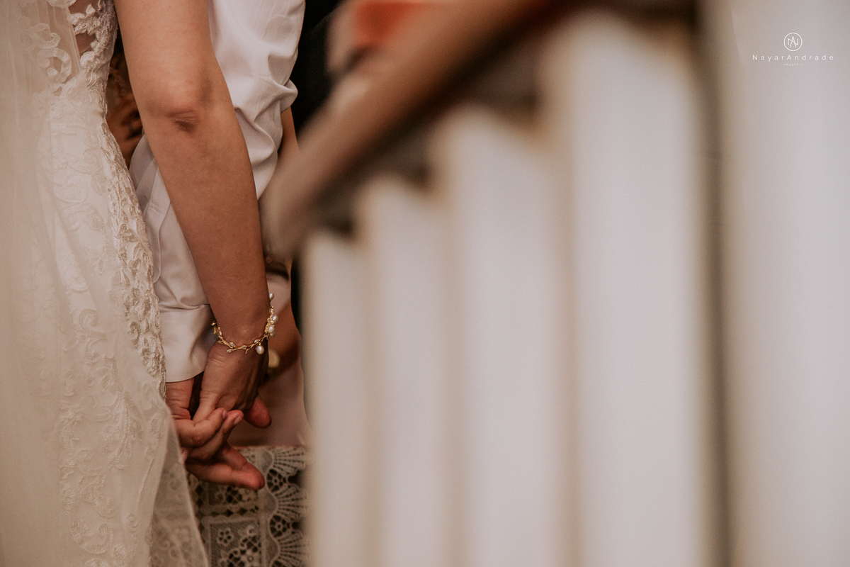 casamento mini wedding rustico noturno no casinha quintal em sao paulo. Noivo de boina e gravata borboleta, noiva de chapeu. Nayara Andrade Fotografa