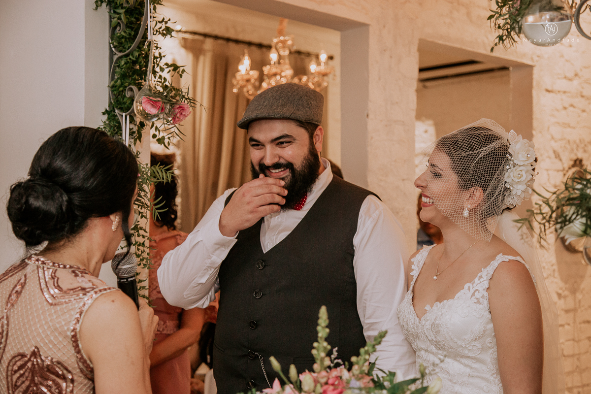casamento mini wedding rustico noturno no casinha quintal em sao paulo. Noivo de boina e gravata borboleta, noiva de chapeu. Nayara Andrade Fotografa